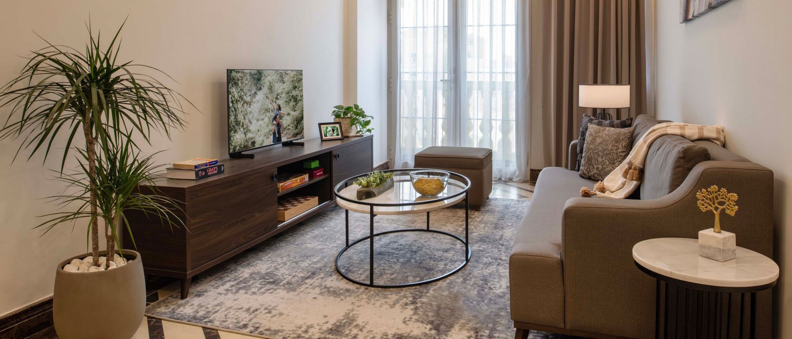 SR Qatar Som Al Mansoura Doha 1BRM DLX Living Room