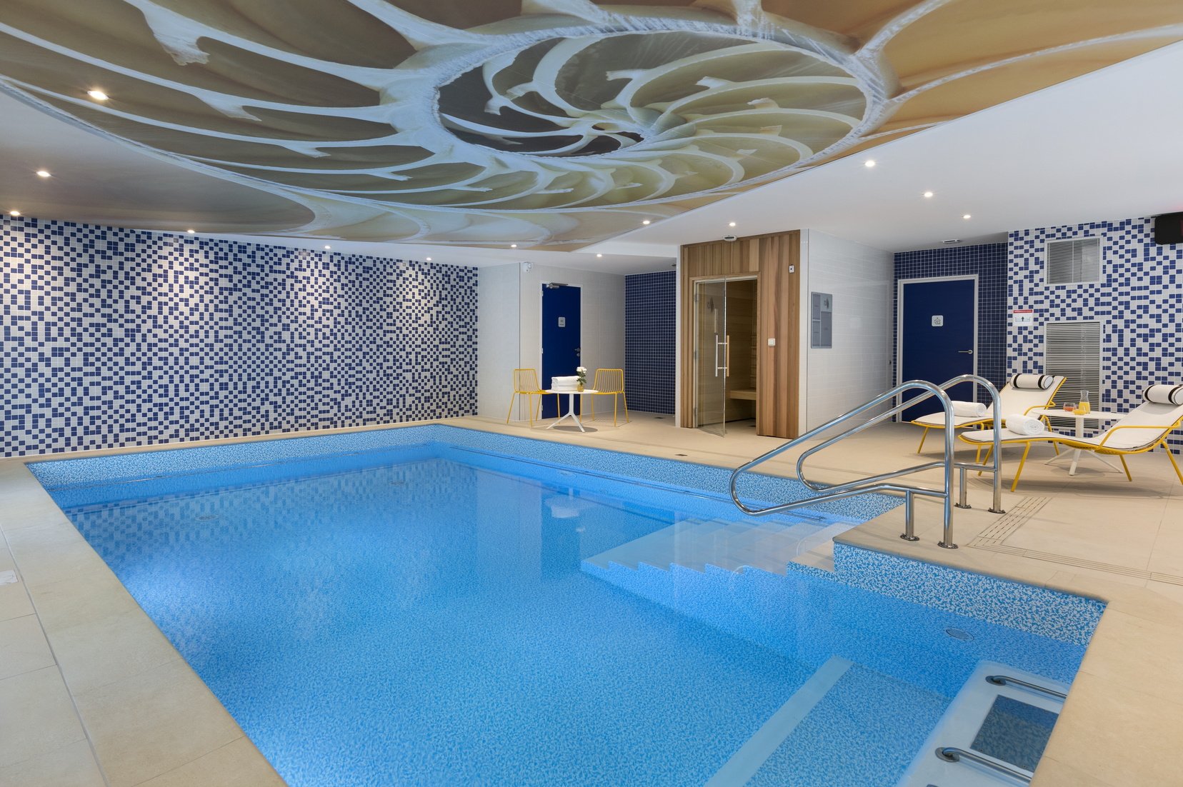 Indoor heated swimming pool of our apart hotel in Nantes
