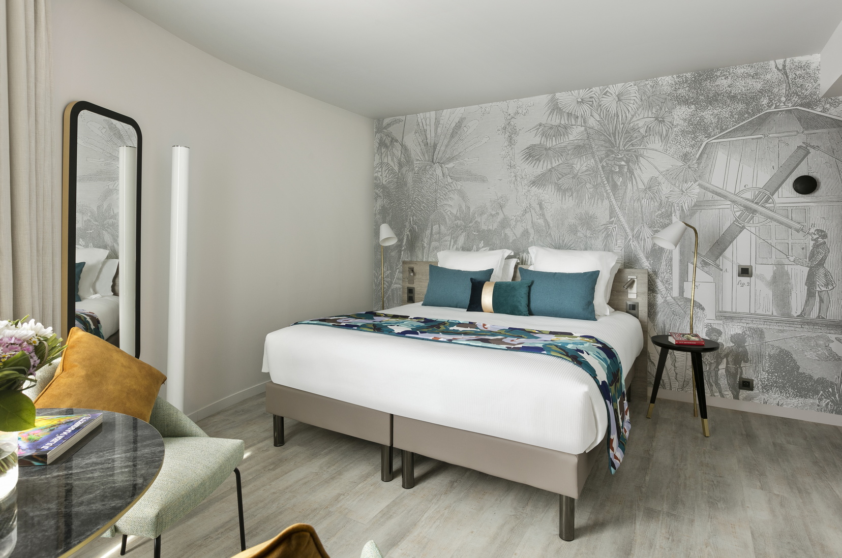 Studio equipped with a double bed and a desk, apart hotel Nantes