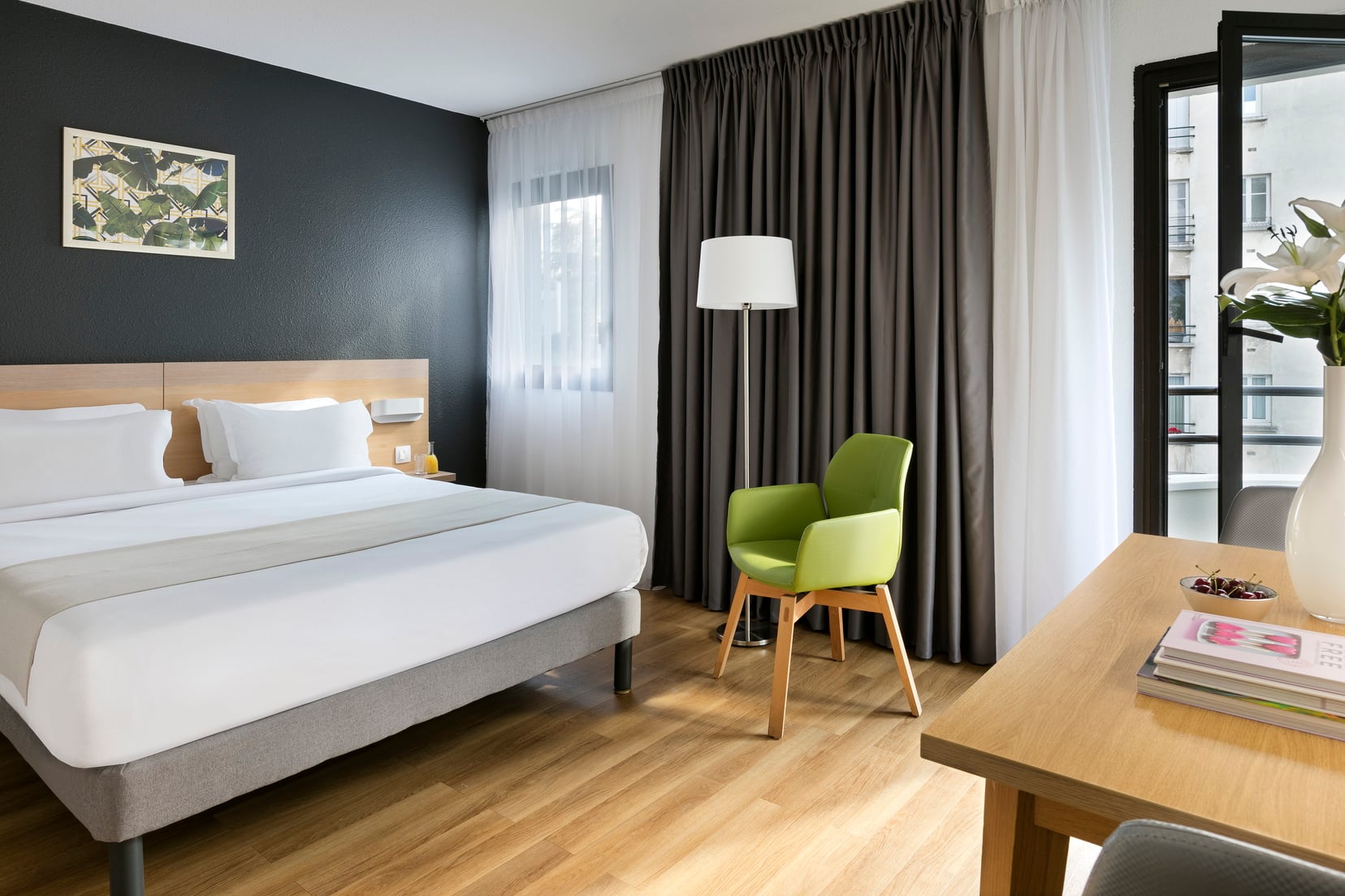 Studio equipped with a double bed and a desk, apart hotel Paris 13