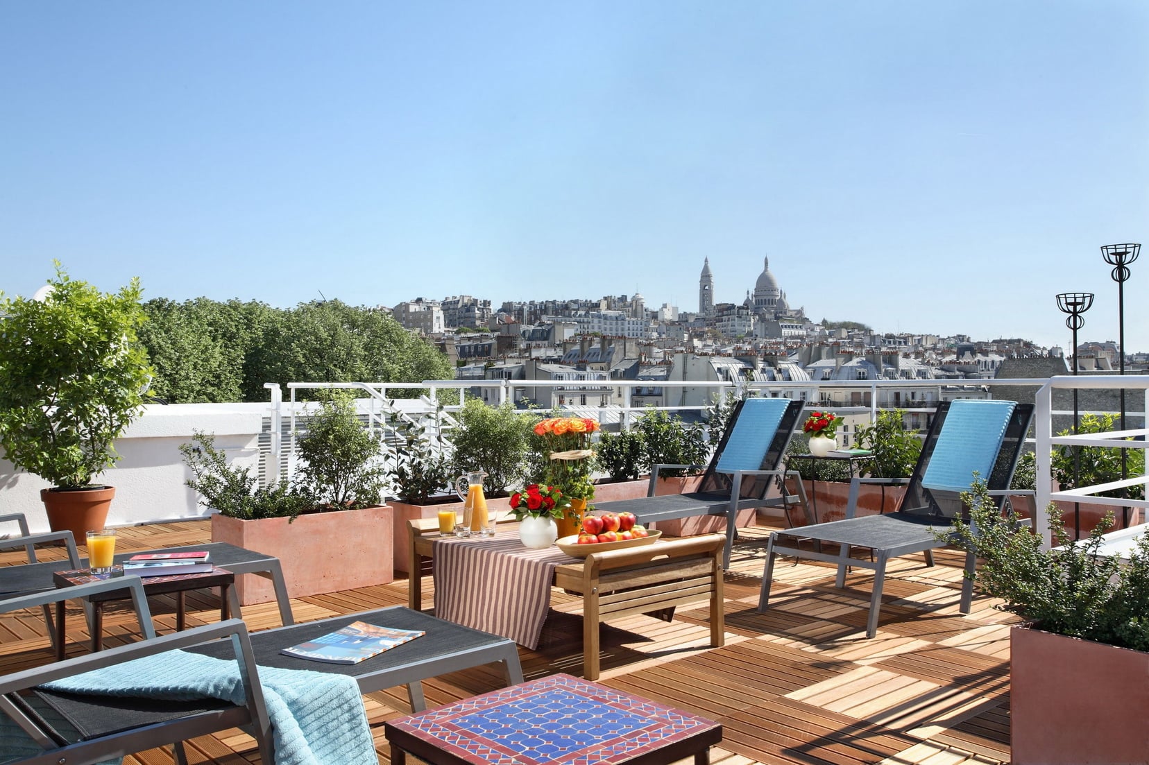 Terrace with view on Montmartre and the Sacré-Coeur Basilica, apart hotel Paris 18