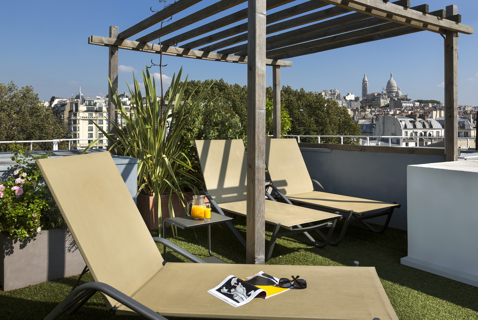 Terrace of our apart hotel Paris 18 with view on the Basilique du Sacré-Coeur
