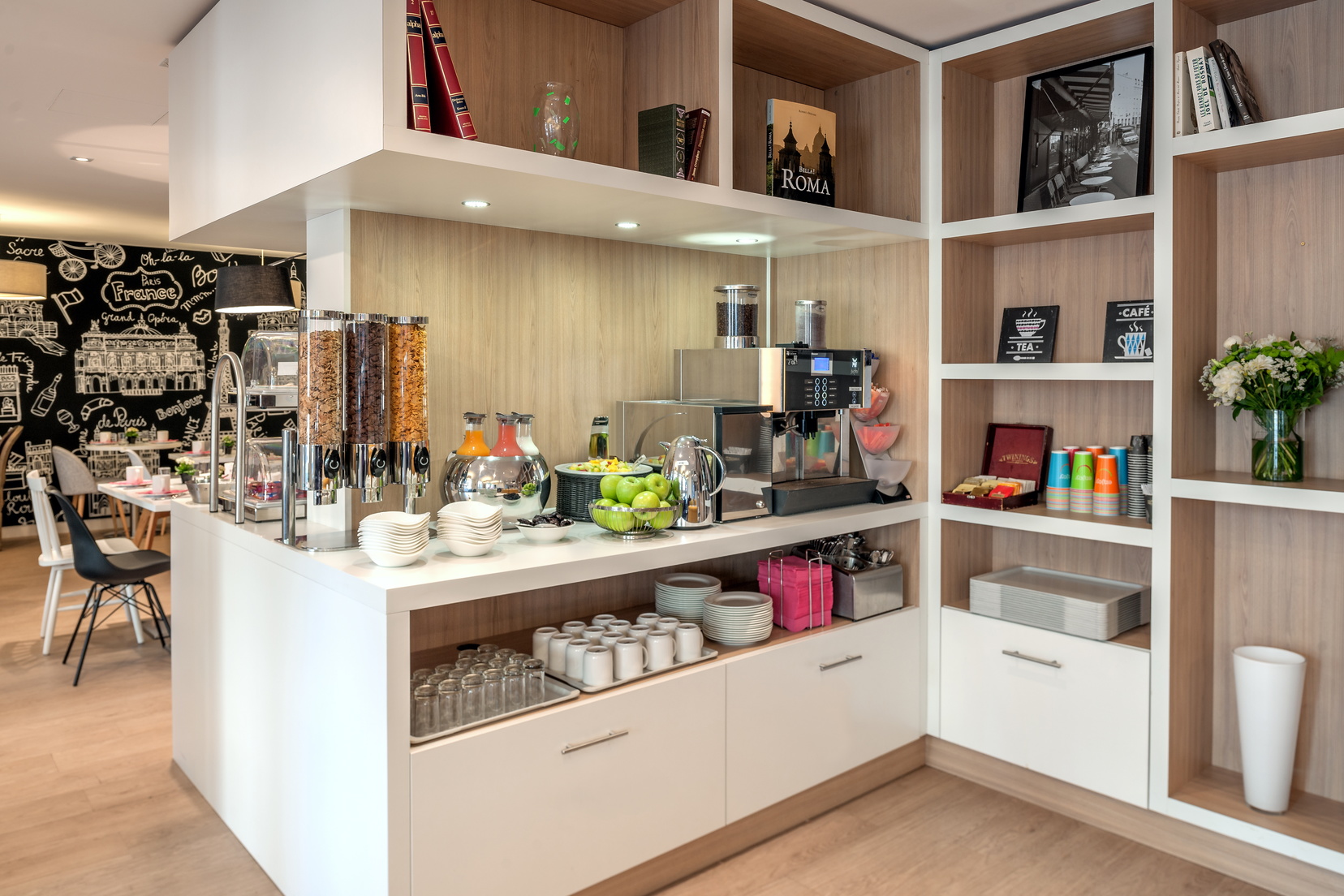 Breakfast room and its continental buffet, apart hotel Paris 18