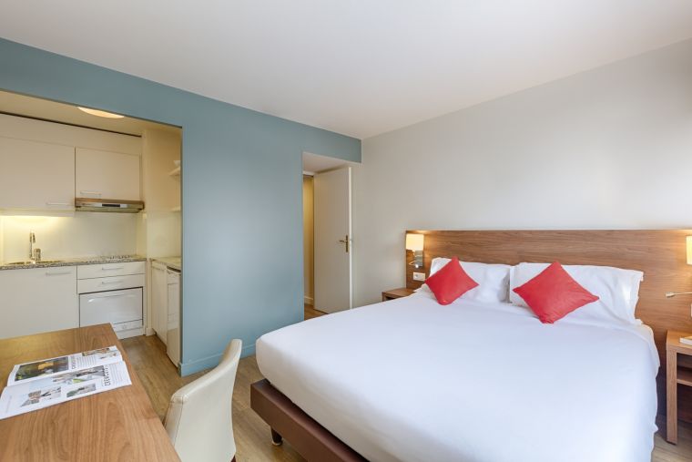 Studio mit einem Doppelbett, einer voll ausgestatteten Küche und einem Arbeitsbereich, wohnen auf Zeit in Paris 13