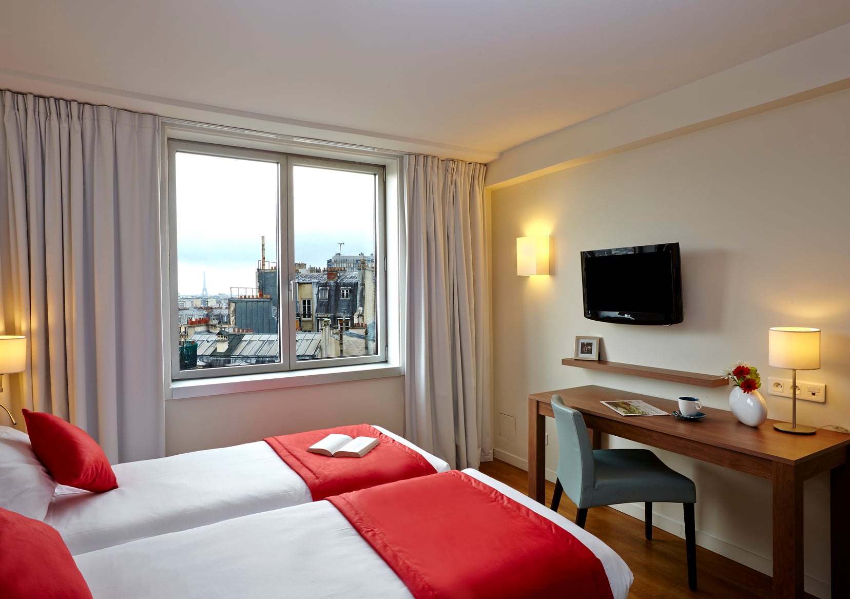Studio ausgestattet mit zwei Einzelbetten, einem Fernseher und einem Arbeitsbereich, wohnen auf Zeit in Paris 13
