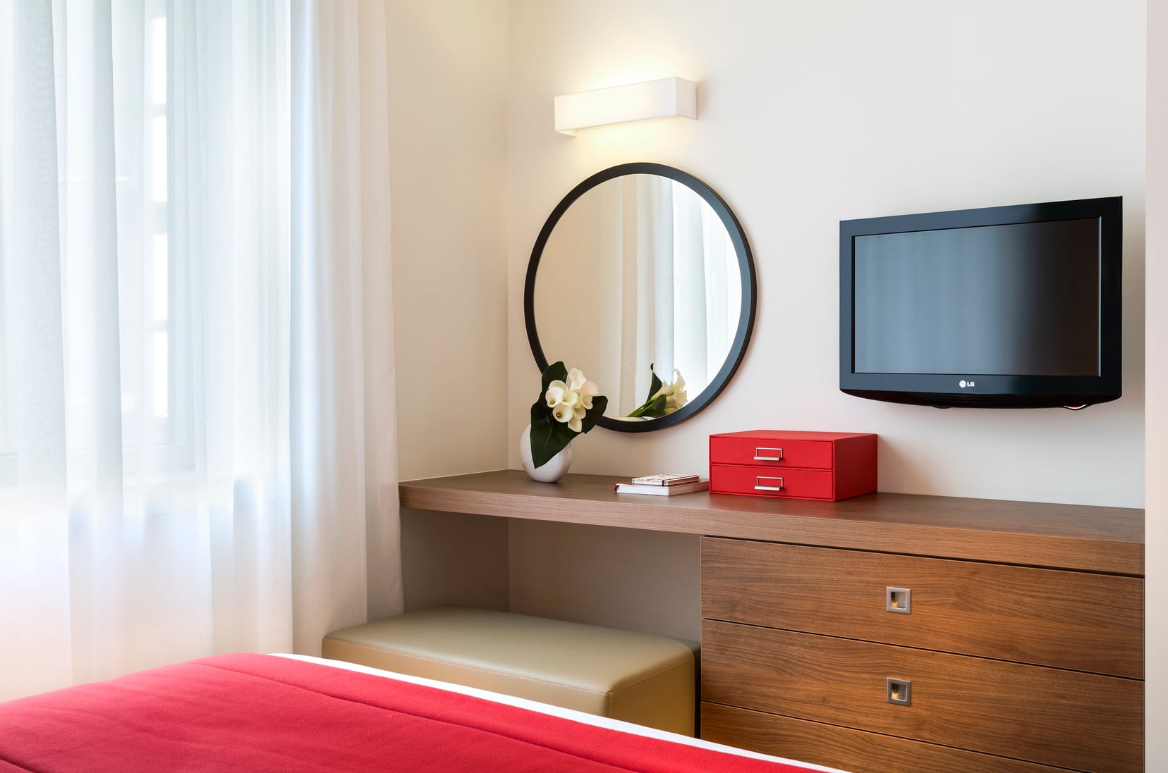 Schlafzimmer einer Apartment mit 1 Schlafzimmer mit Doppelbett und Fernseher, wohnen auf Zeit in Paris 13