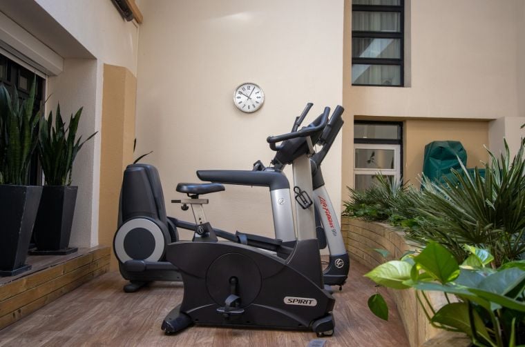 Espace fitness avec vélo elliptique, appart hotel Paris 6