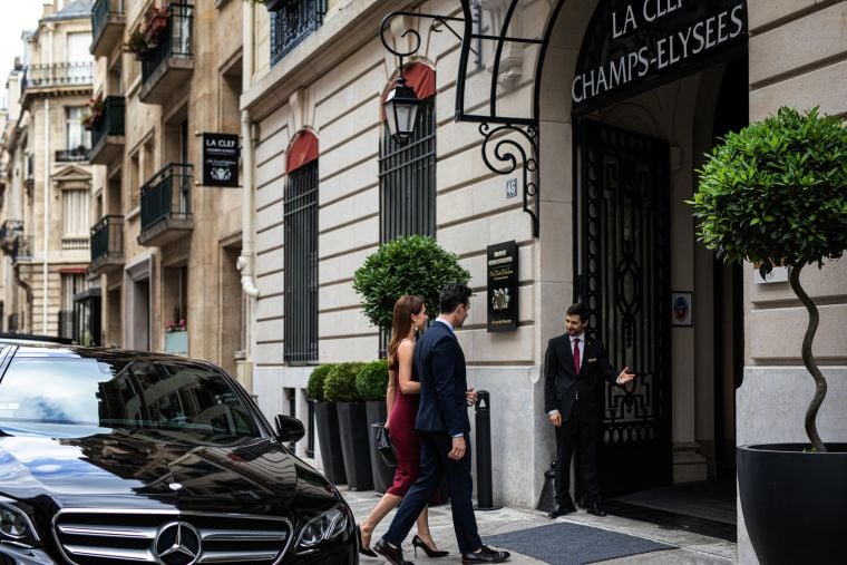 Entrée depuis la Rue de Bassano, Hôtel 5 étoiles à Paris 8