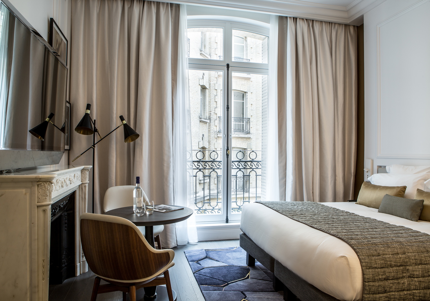 Chambre Exécutive avec son grand lit double et son espace bureau, Hôtel 5 étoiles à Paris 8