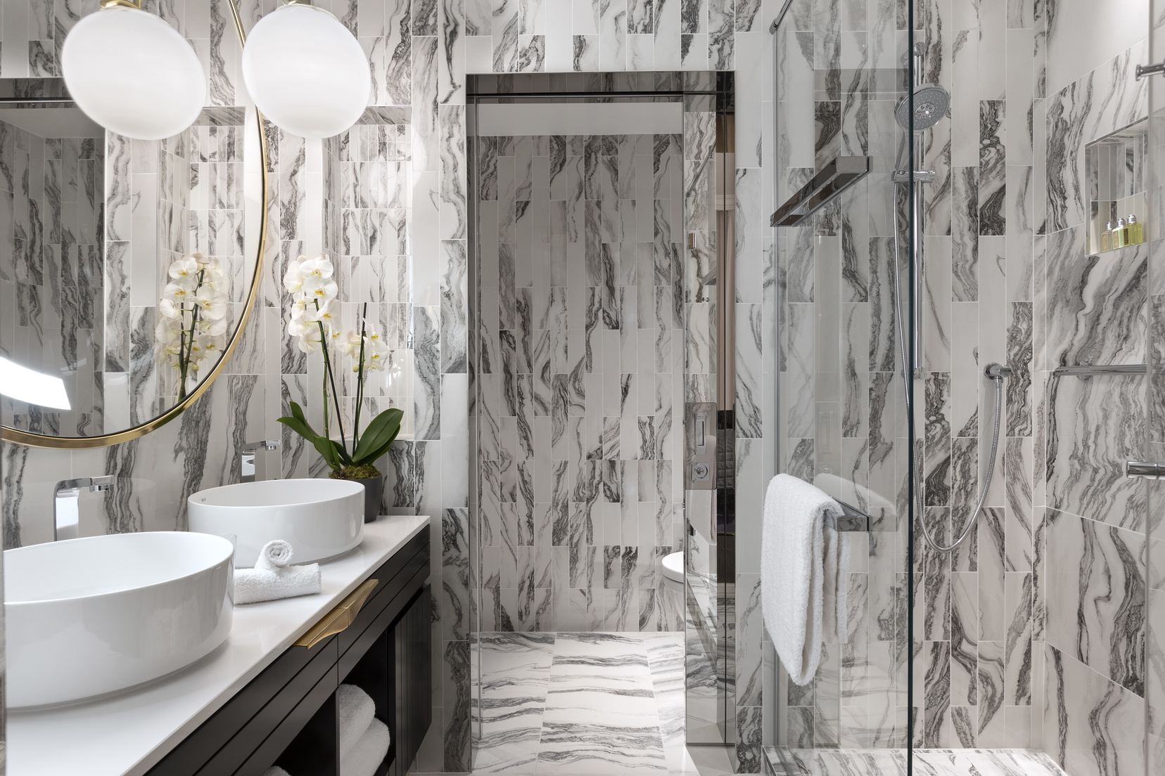Salle de bain du Studio Exécutif équipée d'une douche et de serviettes de bain, Hôtel 5 étoiles à Paris 8