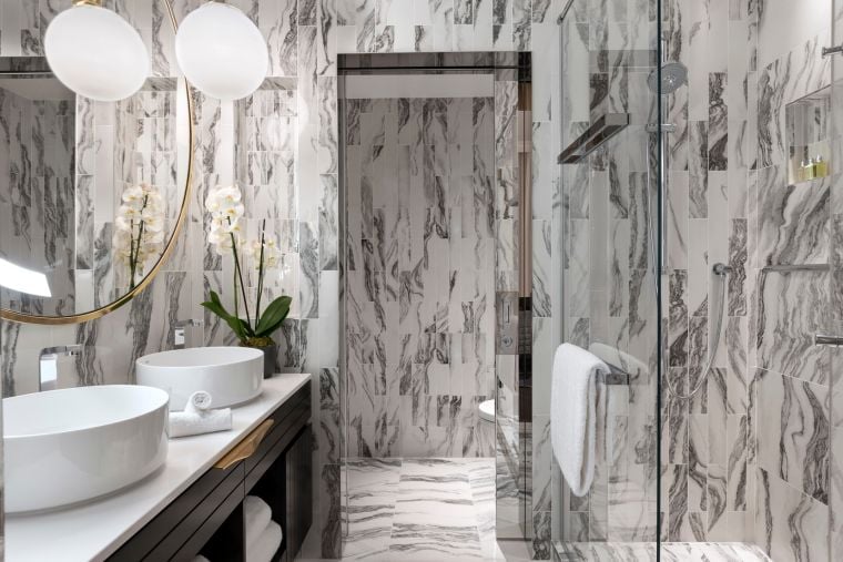 Salle de bain du Studio Exécutif équipée d'une douche et de serviettes de bain, Hôtel 5 étoiles à Paris 8