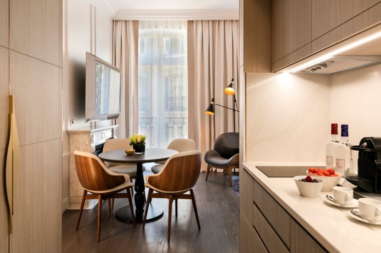 Cuisine équipée du Studio Deluxe, Hôtel 5 étoiles à Paris 8