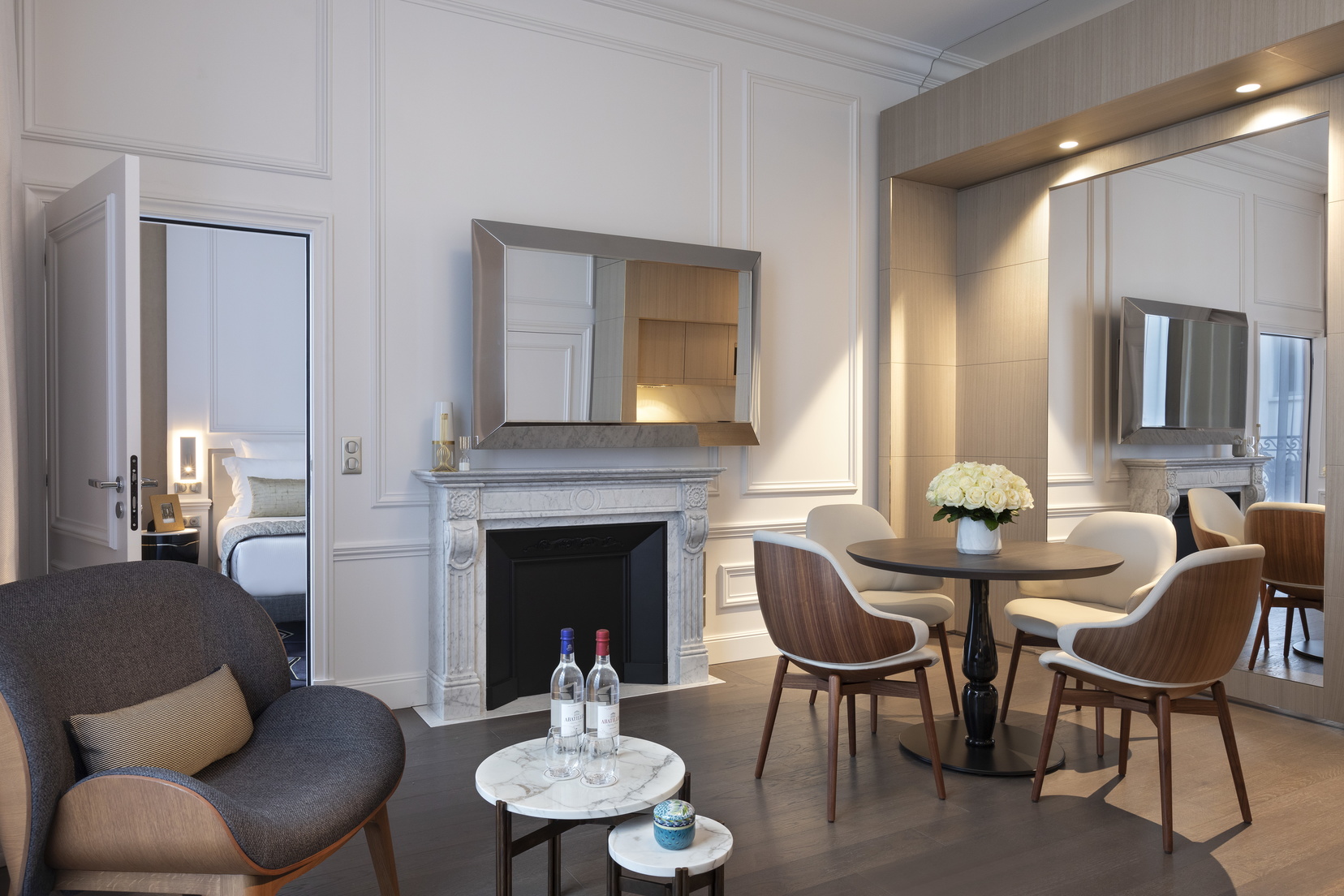 Salon de l'Appartement 2 pièces avec son coin repas et sa télévision miroir, Hôtel 5 étoiles à Paris 8