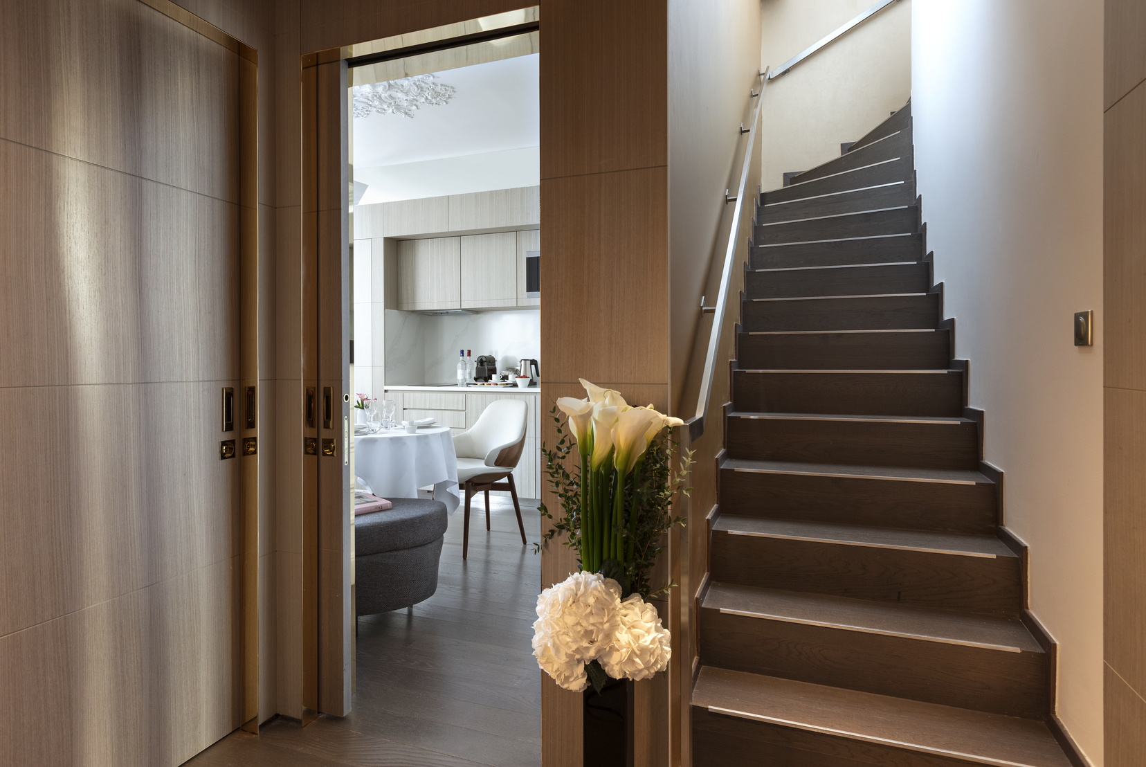 Escaliers du Duplex Montmartre - Terrasse menant à la cuisine entièrement équipée, Hôtel 5 étoiles à Paris 8