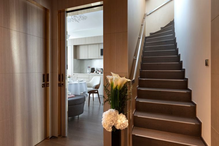 Escaliers du Duplex Montmartre - Terrasse menant à la cuisine entièrement équipée, Hôtel 5 étoiles à Paris 8