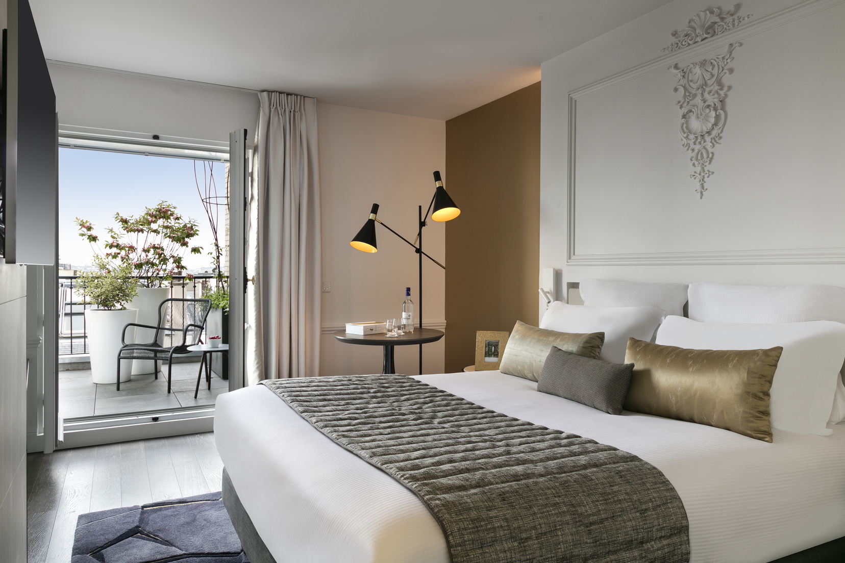 Chambre du Duplex Toits de Paris - Terrasse équipée d'un grand lit double, Hôtel 5 étoiles à Paris 8