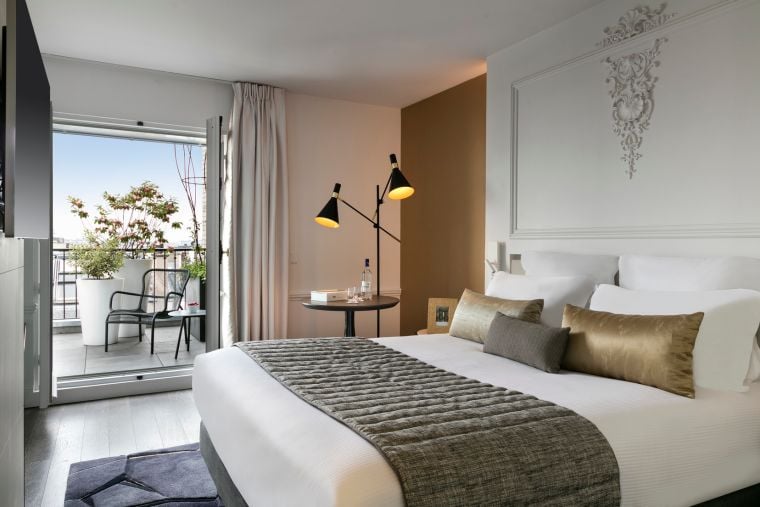 Chambre du Duplex Toits de Paris - Terrasse équipée d'un grand lit double, Hôtel 5 étoiles à Paris 8