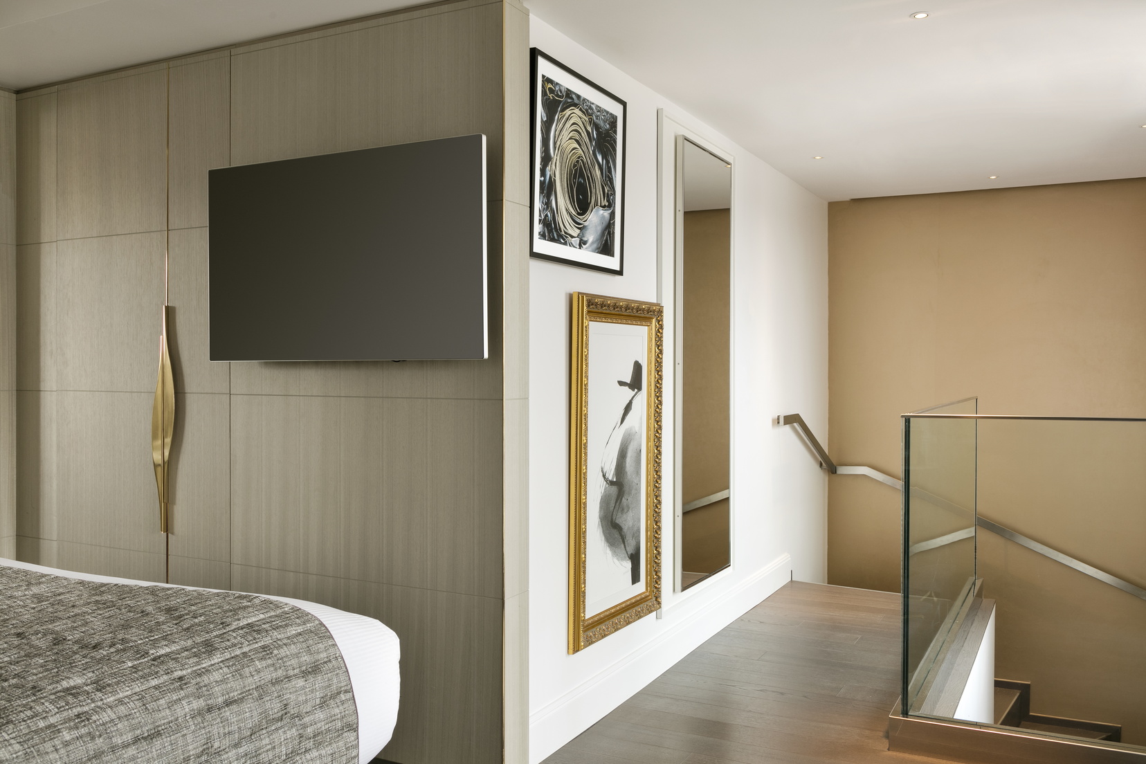 Duplex Toits de Paris - Terrasse avec sa télévision miroir et son escalier menant au salon/cuisine, Hôtel 5 étoiles à Paris 8