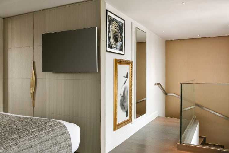 Duplex Toits de Paris - Terrasse avec sa télévision miroir et son escalier menant au salon/cuisine, Hôtel 5 étoiles à Paris 8