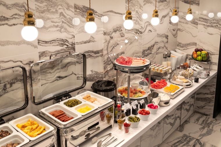 Buffet du petit-déjeuner continental servi 7j/7, Hôtel 5 étoiles à Paris 8