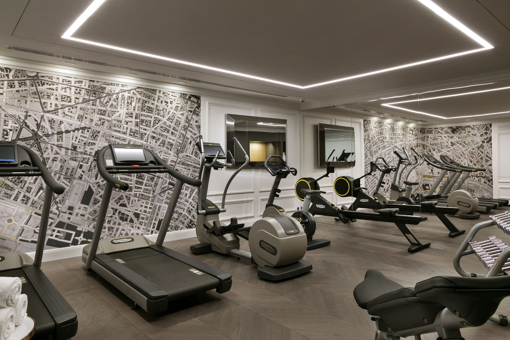 Espace fitness équipé de tapis de course, vélo, vélo elliptique, poids et d'un rameur, Hôtel 5 étoiles à Paris 8