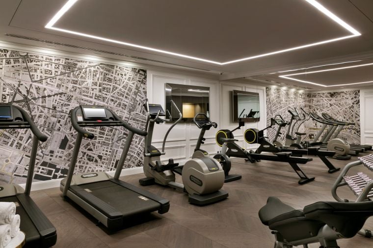 Espace fitness équipé de tapis de course, vélo, vélo elliptique, poids et d'un rameur, Hôtel 5 étoiles à Paris 8