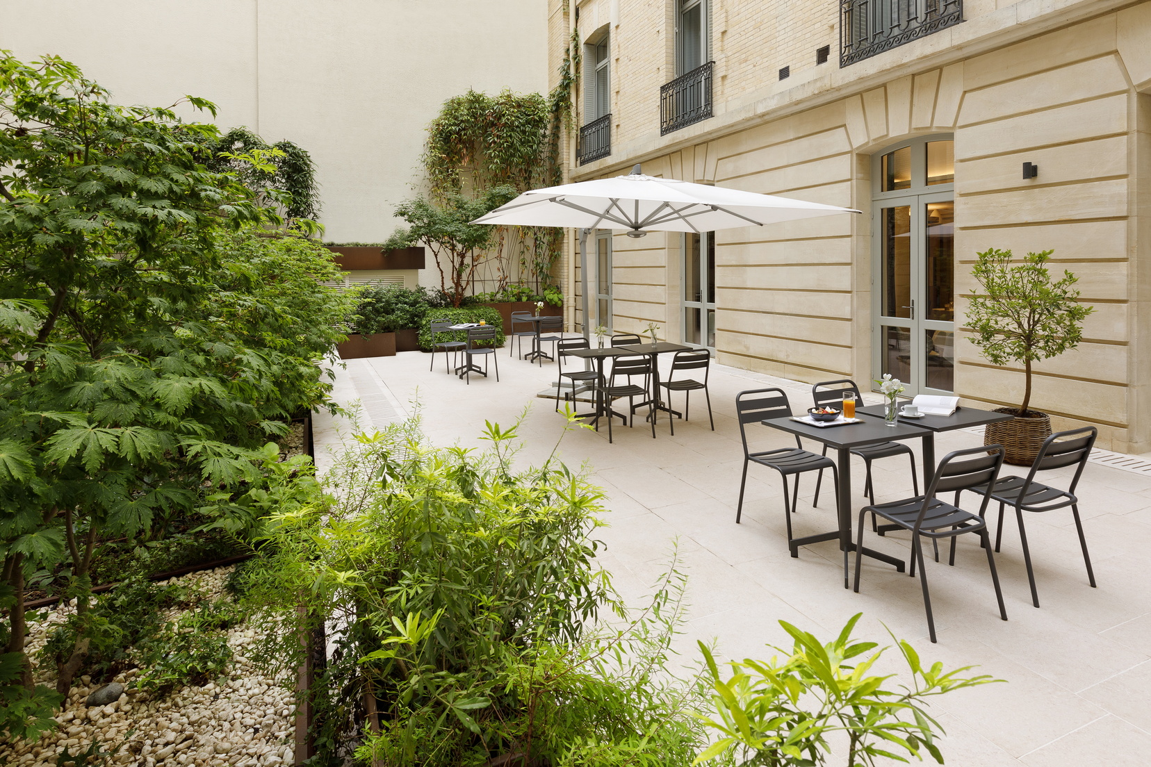 Terrasse végétalisée et aménagée de notre Hôtel 5 étoiles à Paris 8
