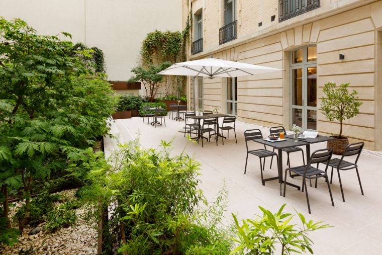 Terrasse végétalisée et aménagée de notre Hôtel 5 étoiles à Paris 8