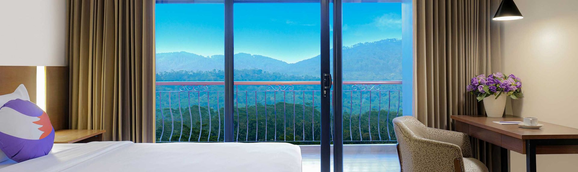 Banner Deluxe Mountain View FHHCB
