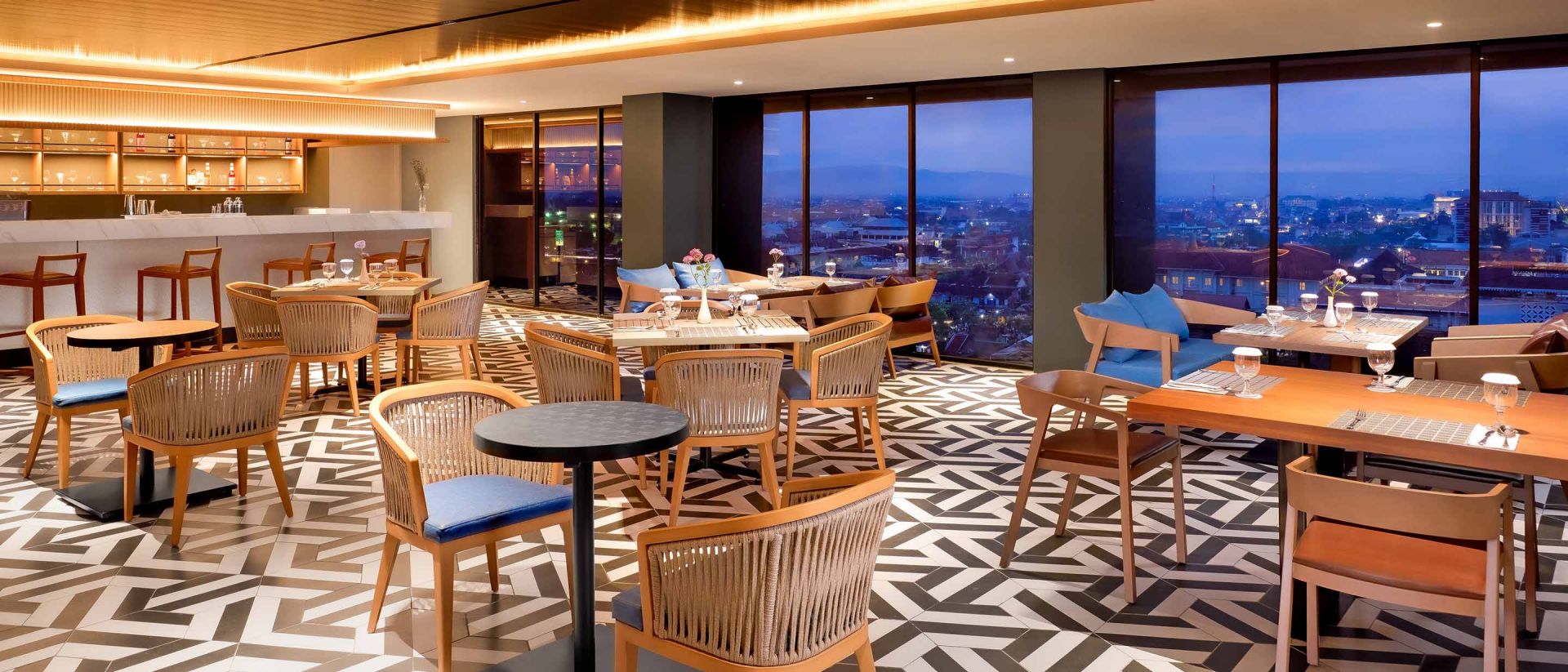 Oakwood Premier Cozmo Jakarta Dining