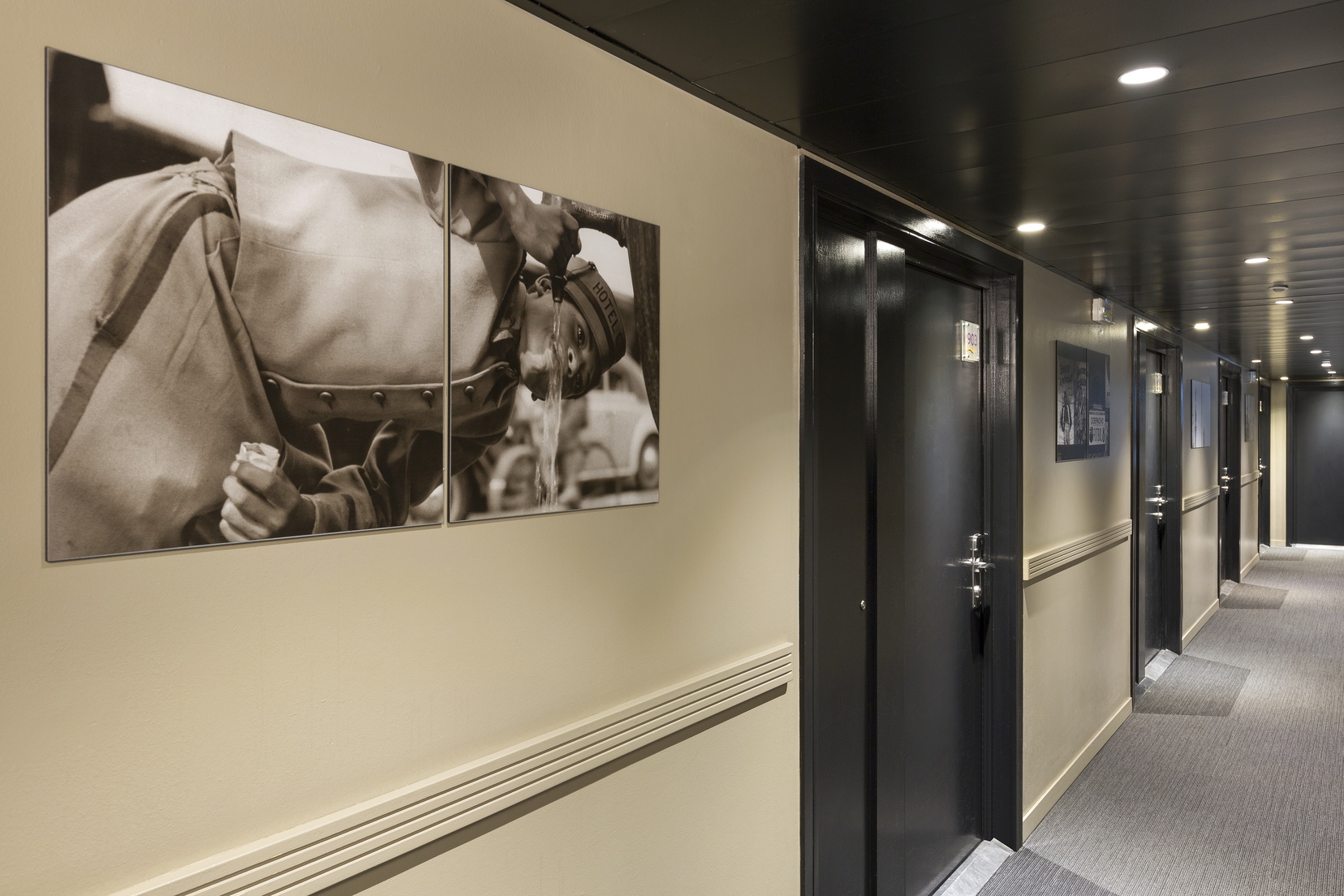 Corridors decorated with photographs of Barcelona, apart hotel Barcelona