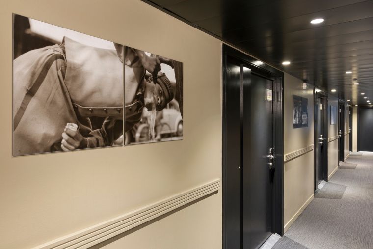 Corridors decorated with photographs of Barcelona, apart hotel Barcelona