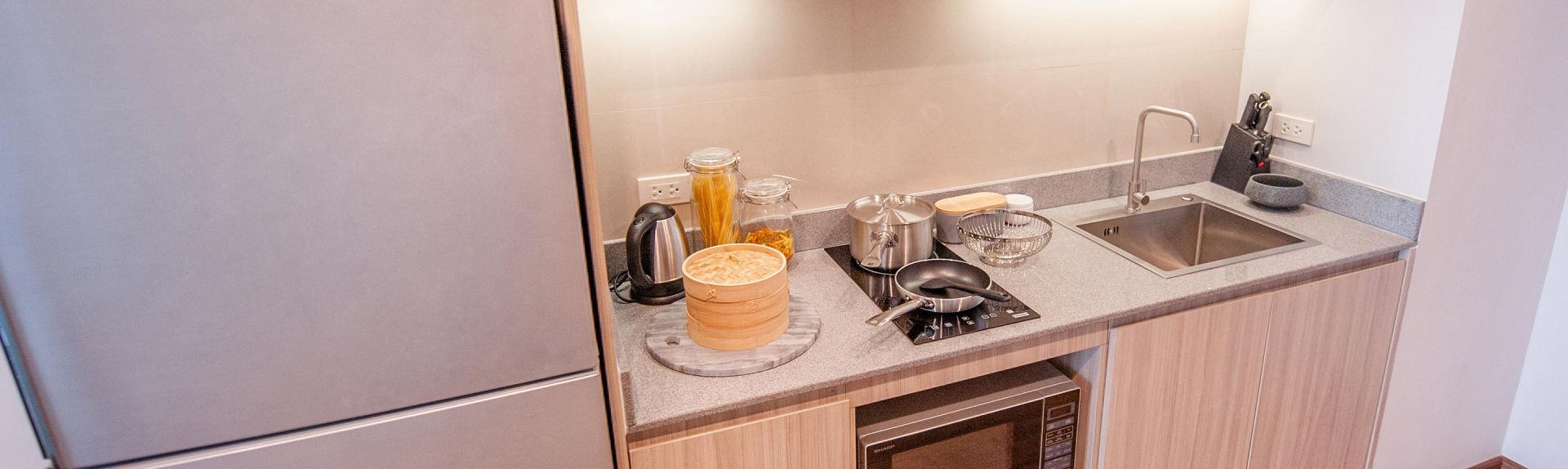 Oakwood Hotel Residence Sri Racha Studio Deluxe แบนเนอร์เดสก์ท็อป เตียงคิงไซส์