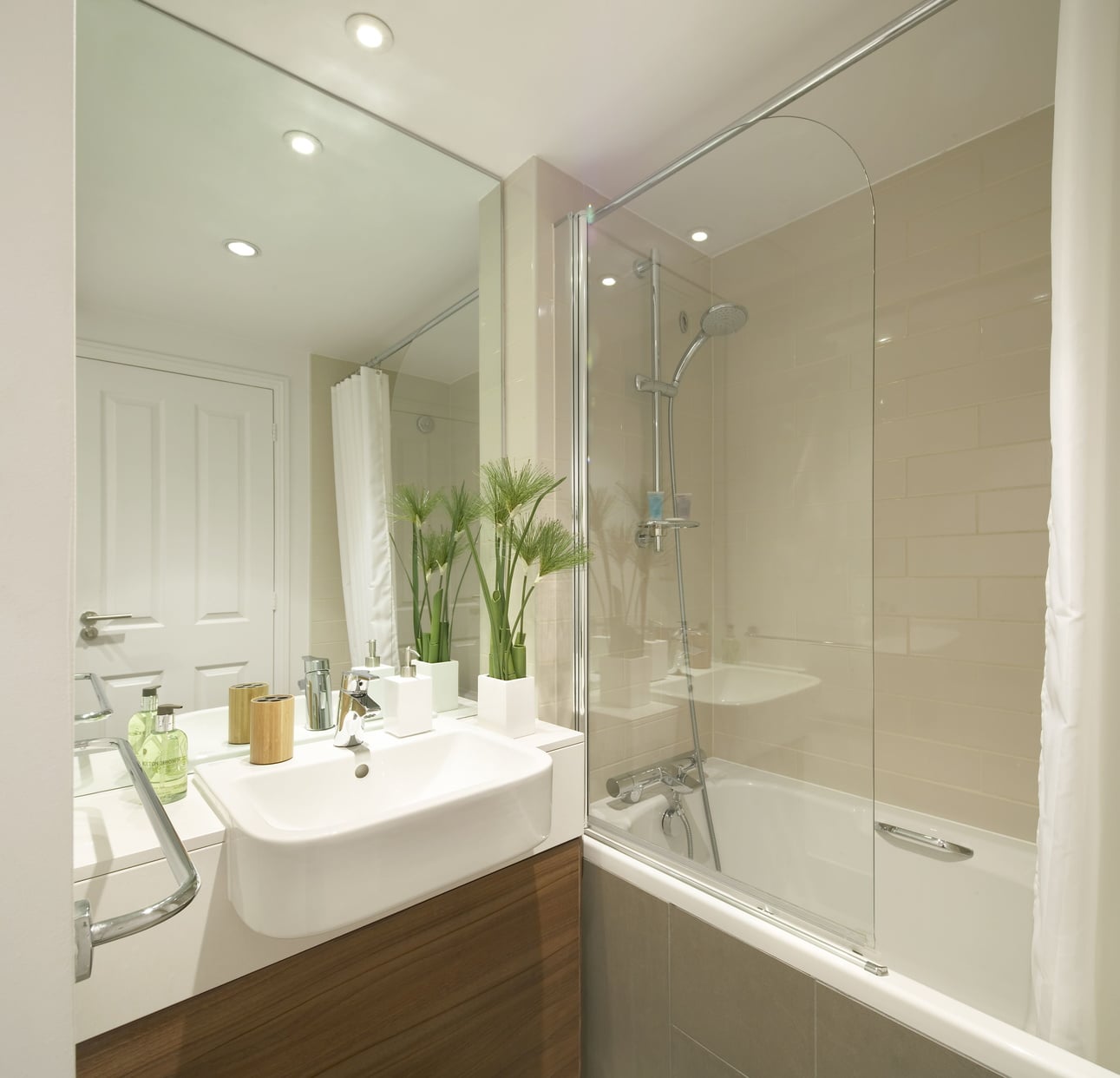 Studio bathroom with bath/shower combination and toiletries, apart hotel London