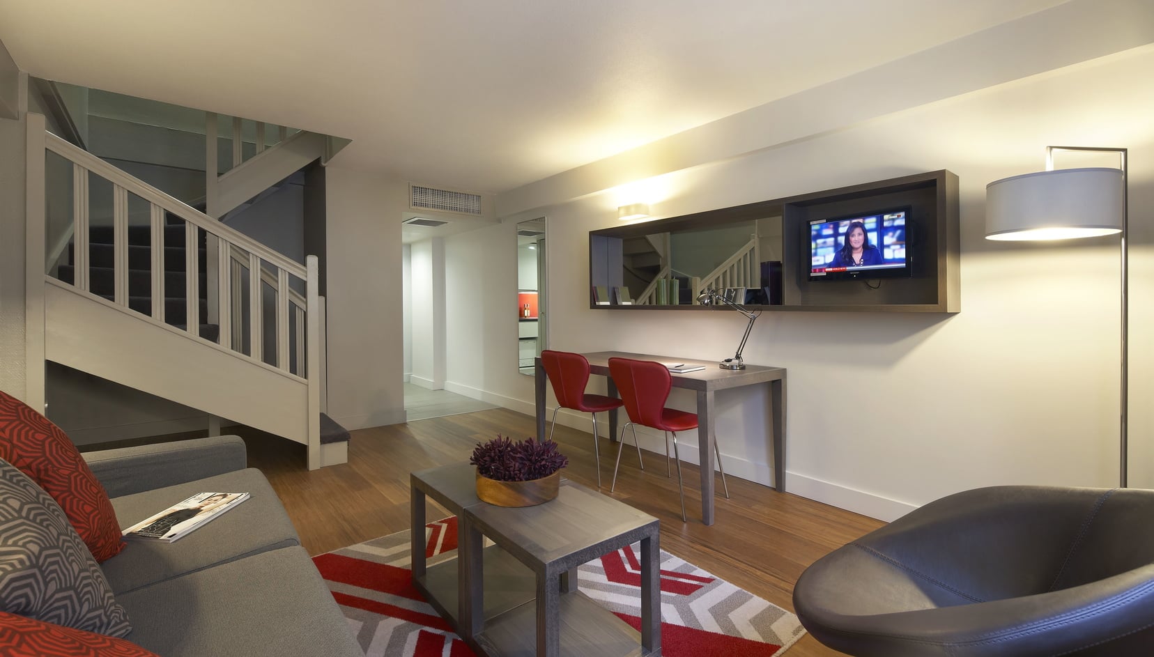 Living room of a 2-Bedroom Apartment with its dining area and office, apart hotel London