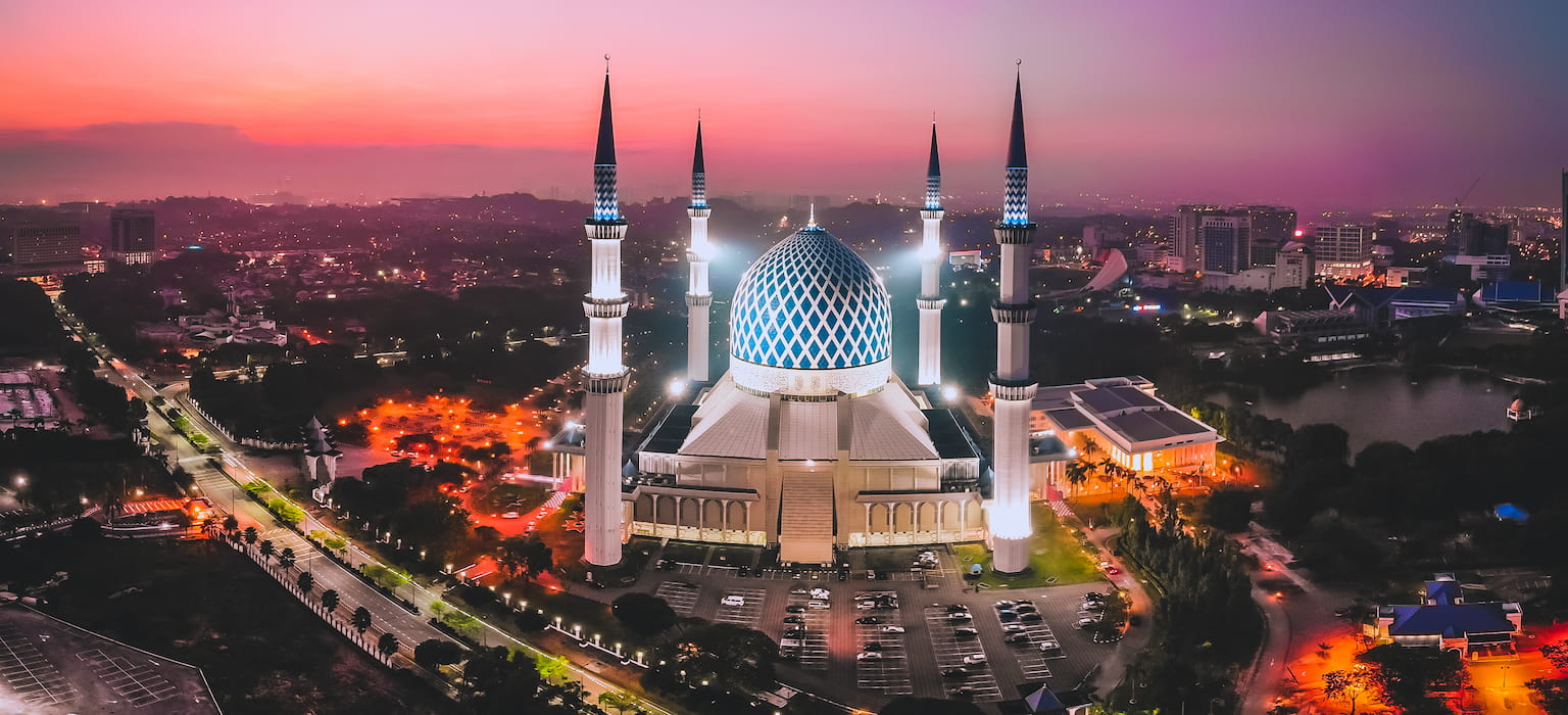 https://www.discoverasr.com/content/dam/tal/media/images/destinations/malaysia/shah-alam/guide-to-shah-alams-magnificent-blue-mosque-1536-700px.jpg