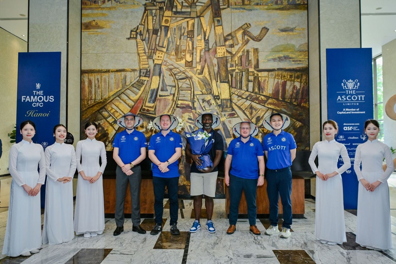 Chelsea legend Jimmy Floyed Hasselbaink arrived to the warm welcome of Chelsea fans and Ascott leaders at Oakwood Residence Hanoi on 17 April 2026. Pictured (L to R): Remco Vaatstra, General Manager, Oakwood Residence Hanoi; Haslam Preeston, Chief Corporate Officer and Deputy Managing Director, Southeast Asia, Ascott; Jimmy Floyd Hasselbaink, Chelsea Legend; David Cumming, Regional General Manager, Indochina, Ascott; Tan Gan Hup, Vice President, Marketing, Loyalty and Partnerships, Ascott; flanked by local cultural performers.