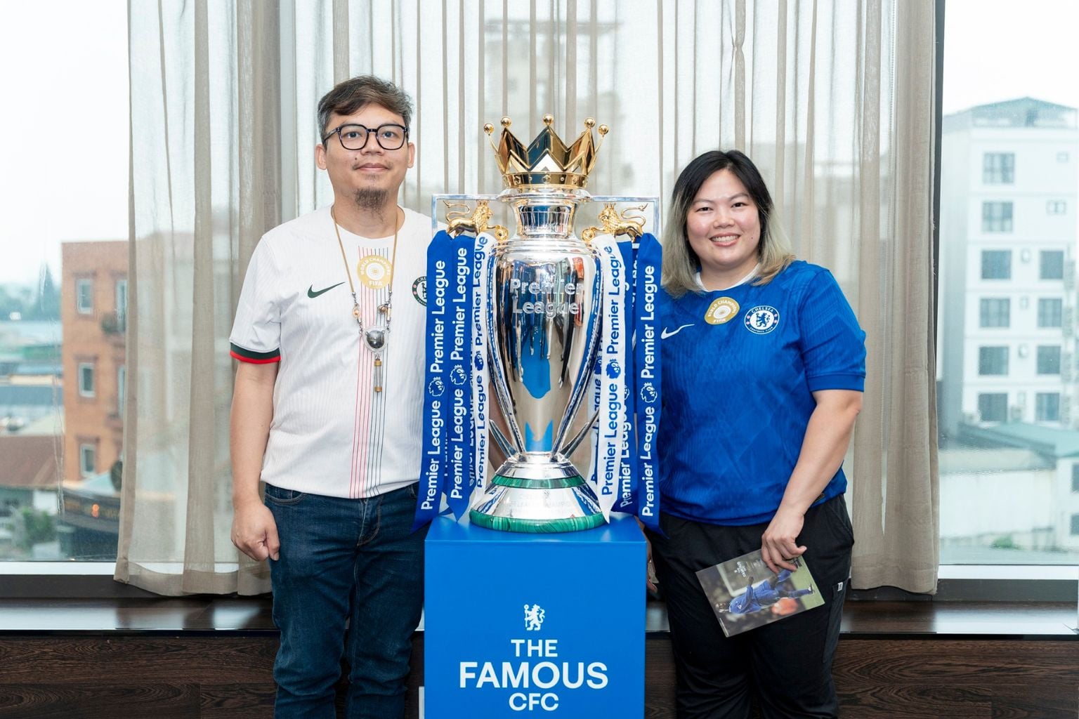 Pictured: Two Ascott Star Rewards members posing for a picture with Chelsea’s Premier League Trophy that was on display at the intimate meet-and-greet session at Somerset West Point Hanoi on 18 April 2026. 
