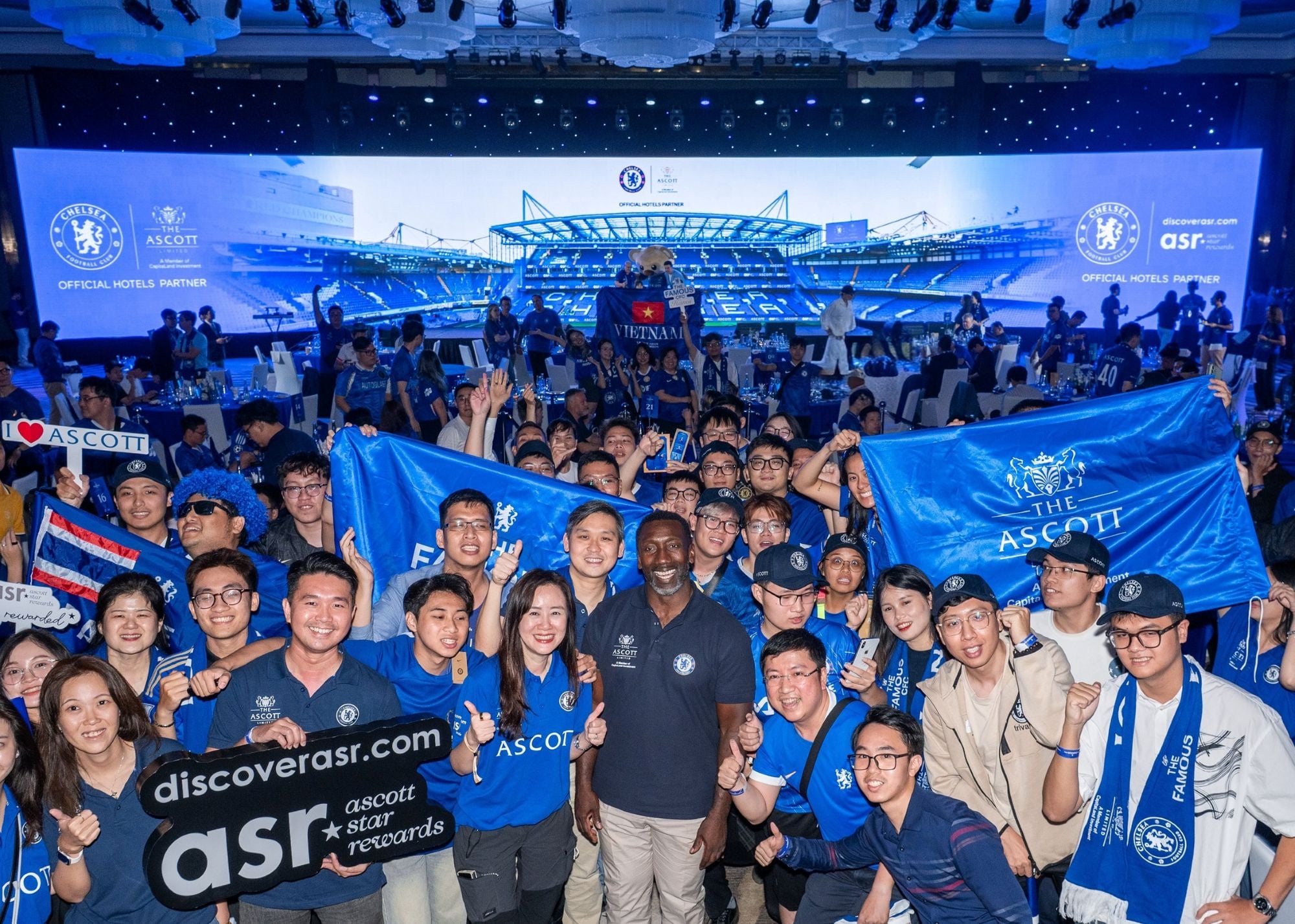 Chelsea legend Jimmy Floyd Hasselbaink (centre) with Ms Tan Bee Leng (left), Ascott’s Chief Commercial Officer, and dinner attendees.