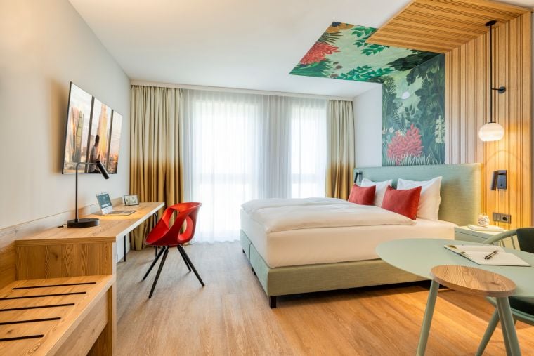 Studio equipped with a double bed, a TV with Chromecast, and a desk area
