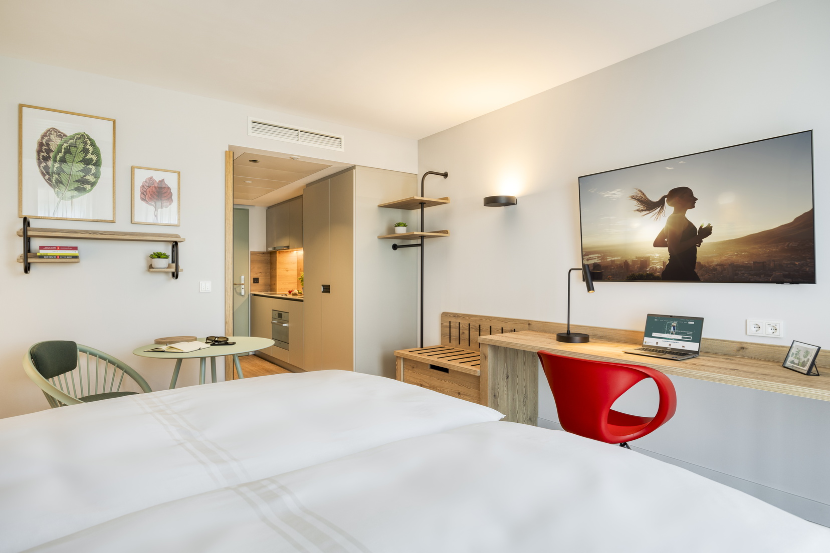 Studio equipped with a double bed, a TV with Chromecast, and a desk area