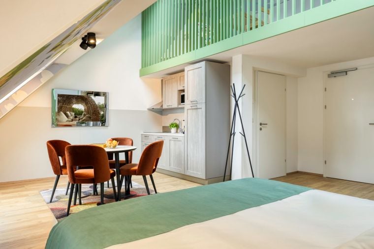 Living room of a Family Loft equipped with a double bed, a kitchen, and a TV with Chromecast
