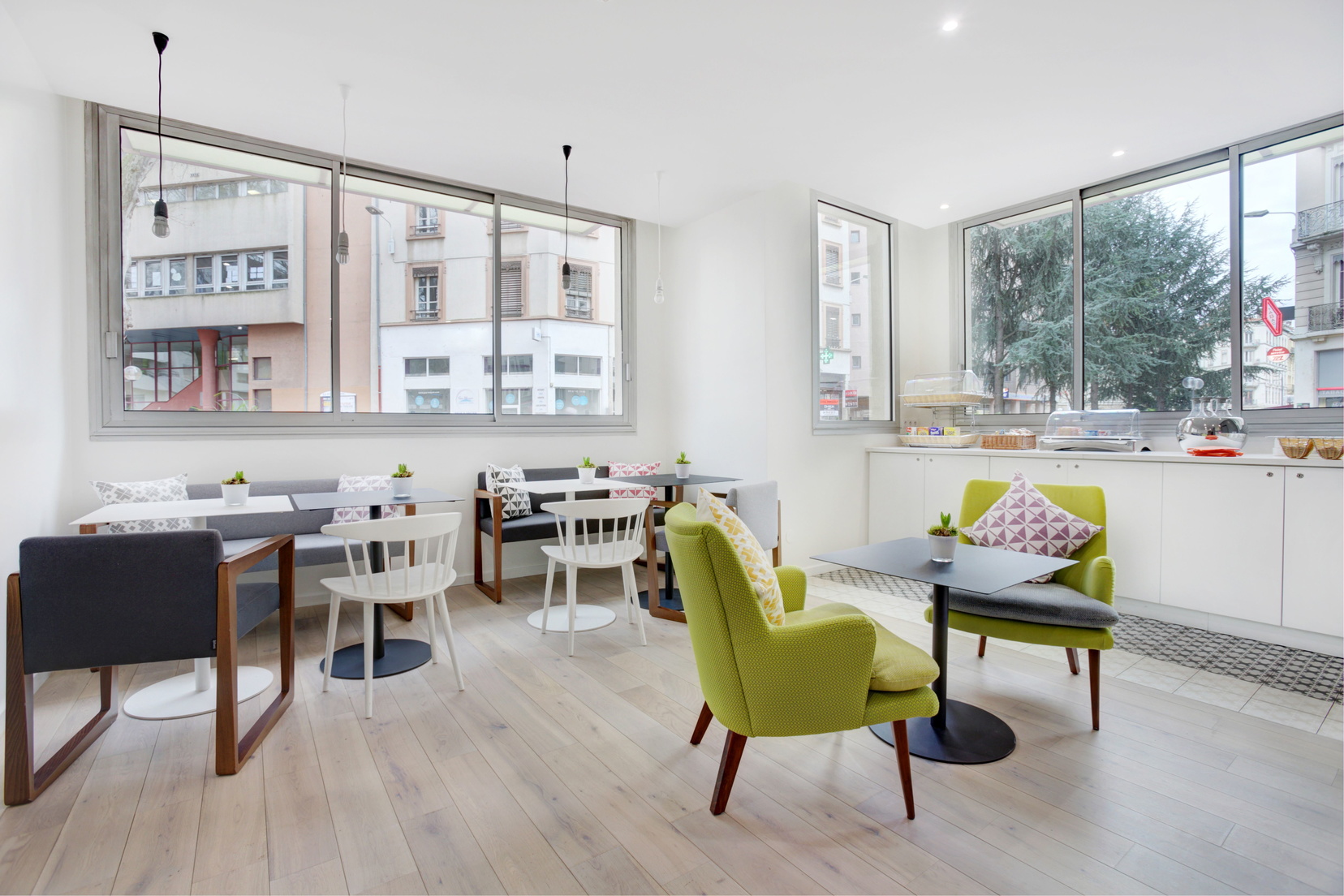 Salle de petit-déjeuner et son buffet continental, appart hotel Lyon 3