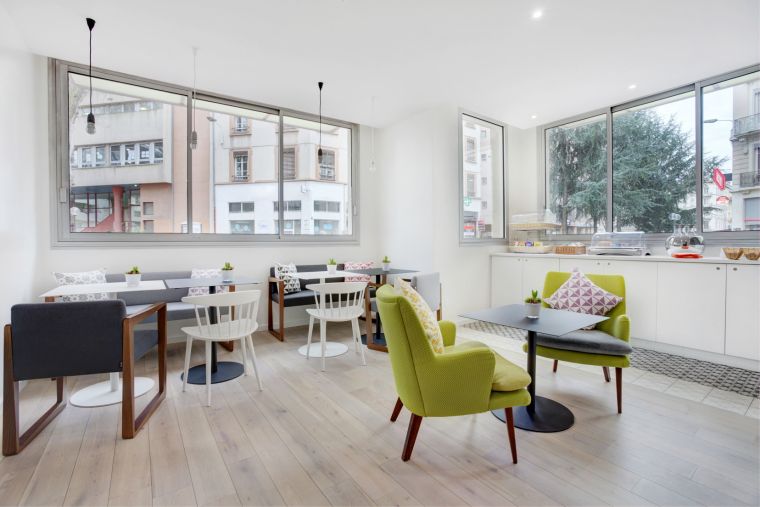 Salle de petit-déjeuner et son buffet continental, appart hotel Lyon 3