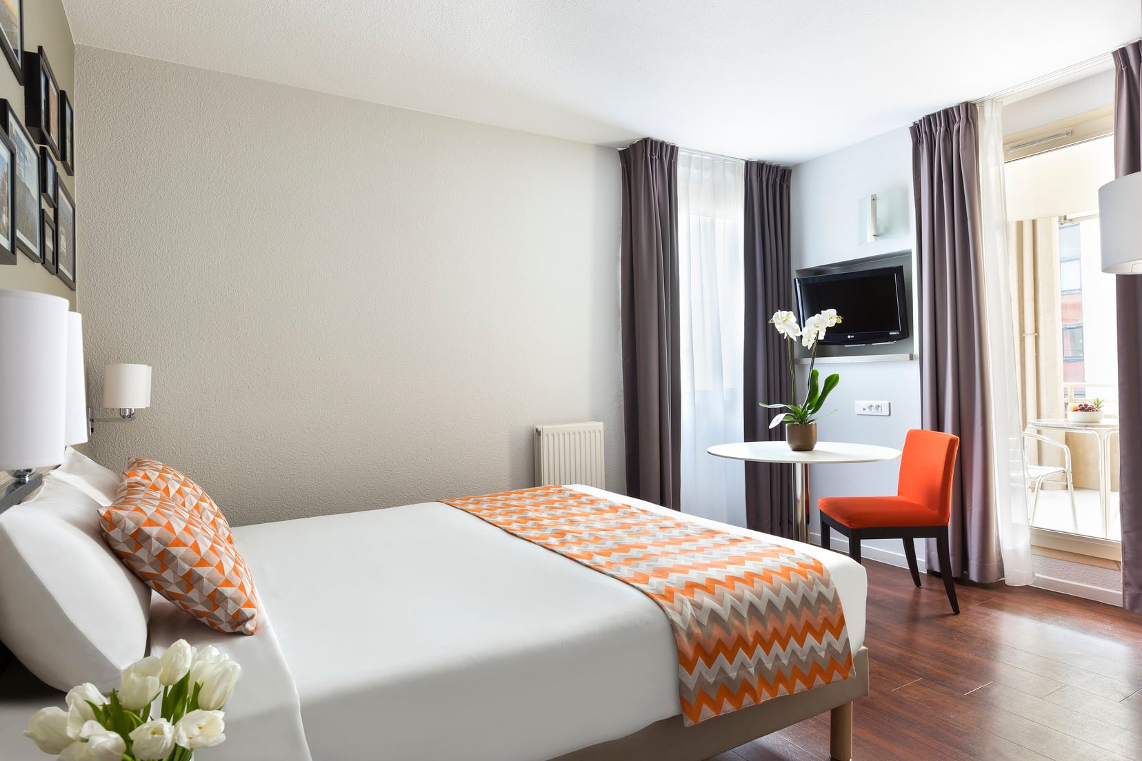 Studio Deluxe with double bed, desk and television, apart hotel Montpellier