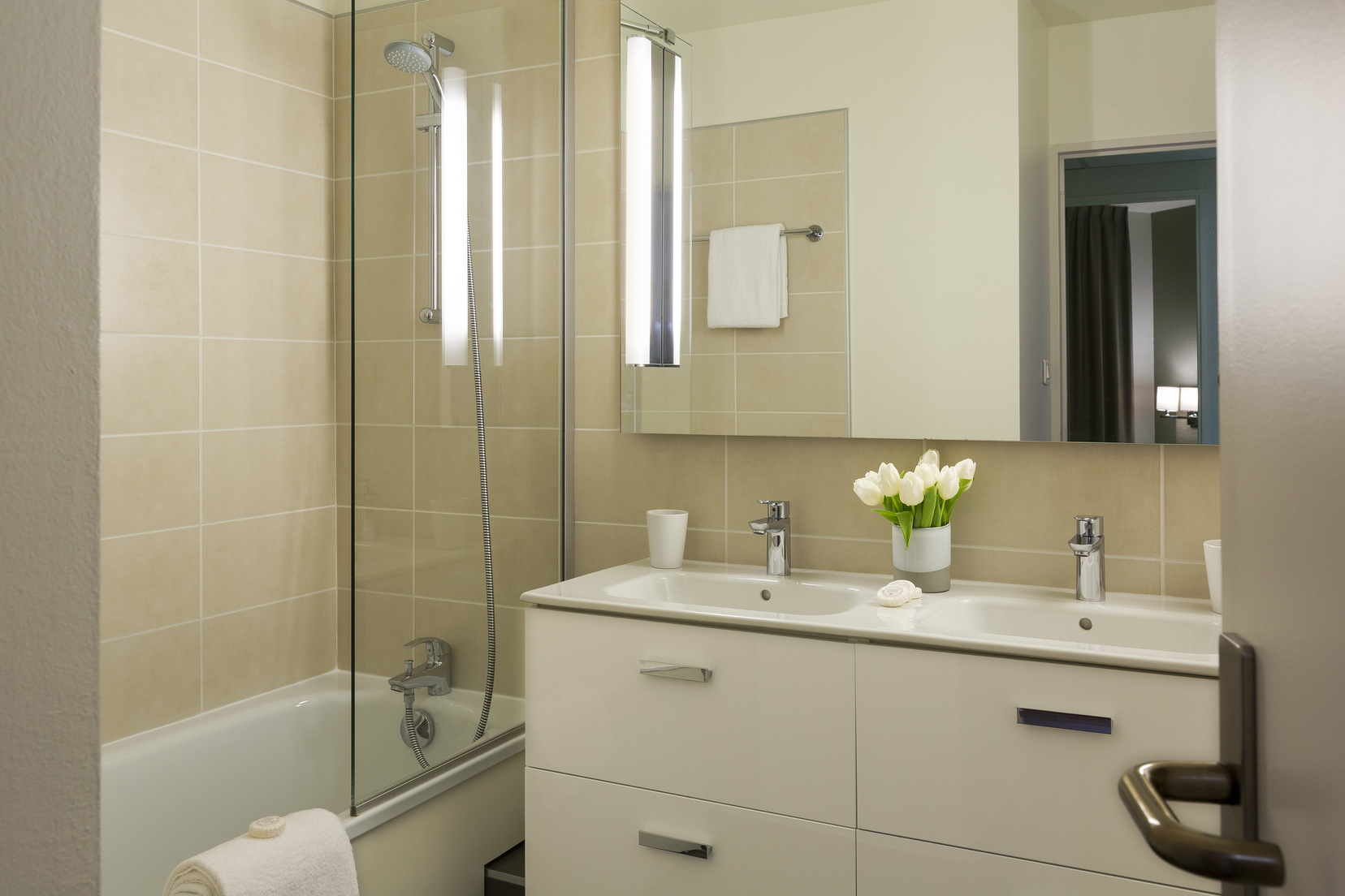 Studio Executive bathroom with bath/shower combination, apart hotel Montpellier