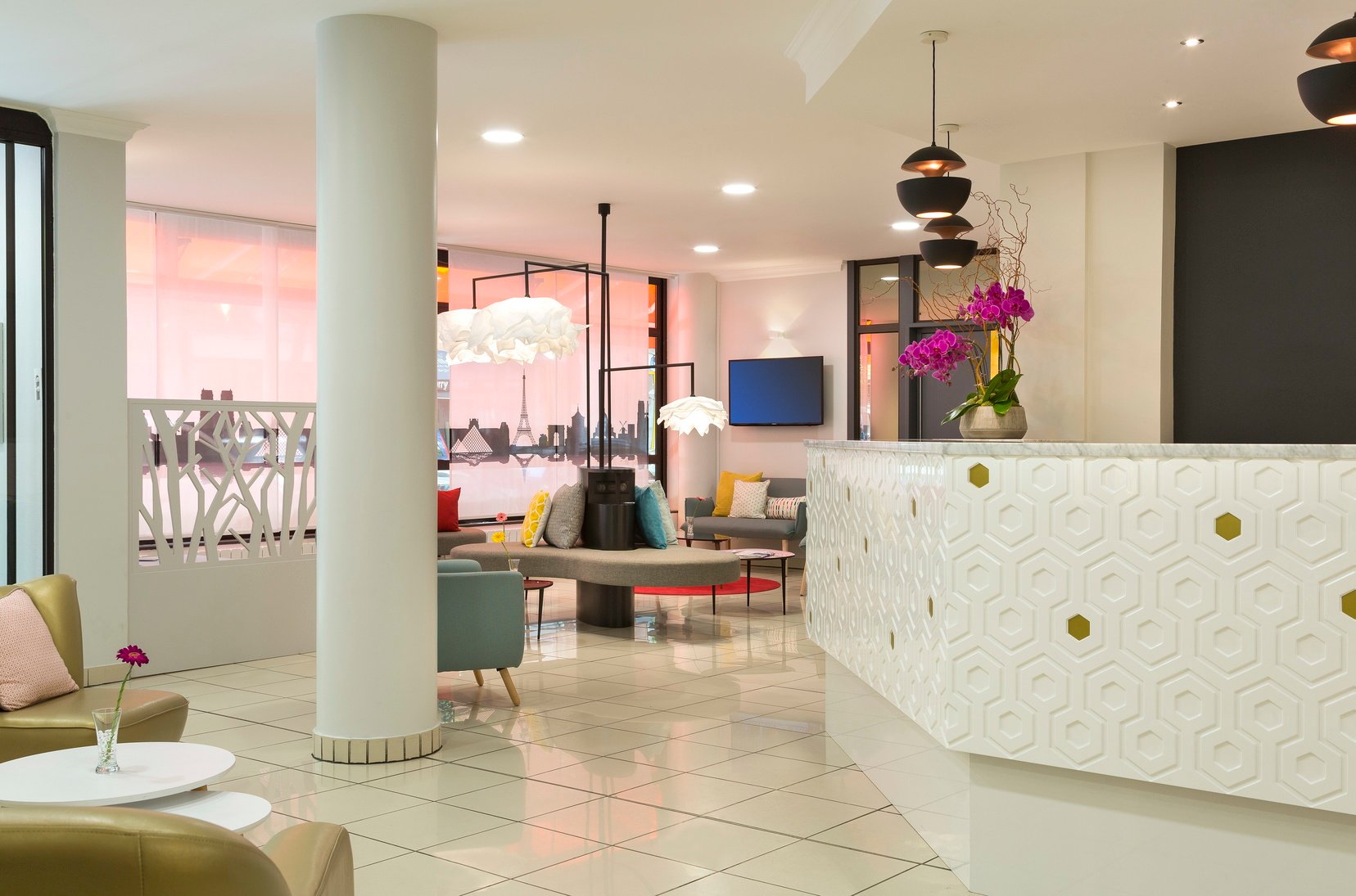 Reception open 24/7 and its lounge area, apart hotel in Paris 12
