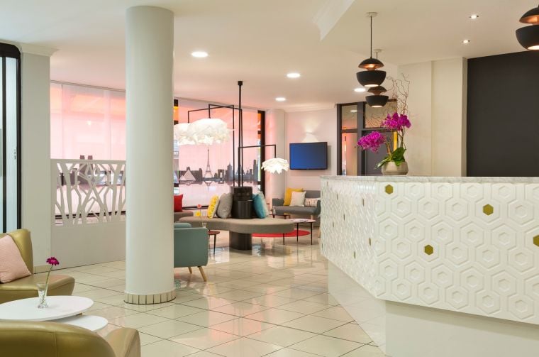 Reception open 24/7 and its lounge area, apart hotel in Paris 12