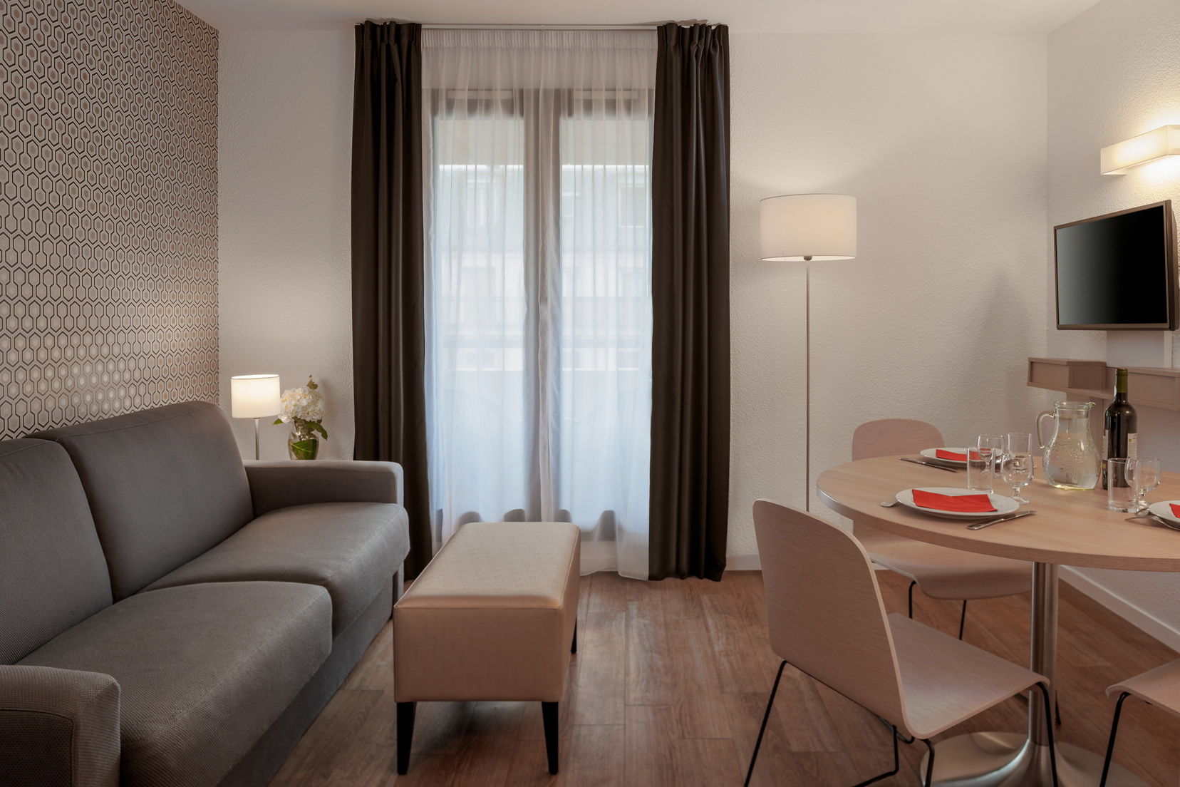 Living room of a 1-Bedroom Apartment with its sofa bed and its dining area, apart hotel Paris 12