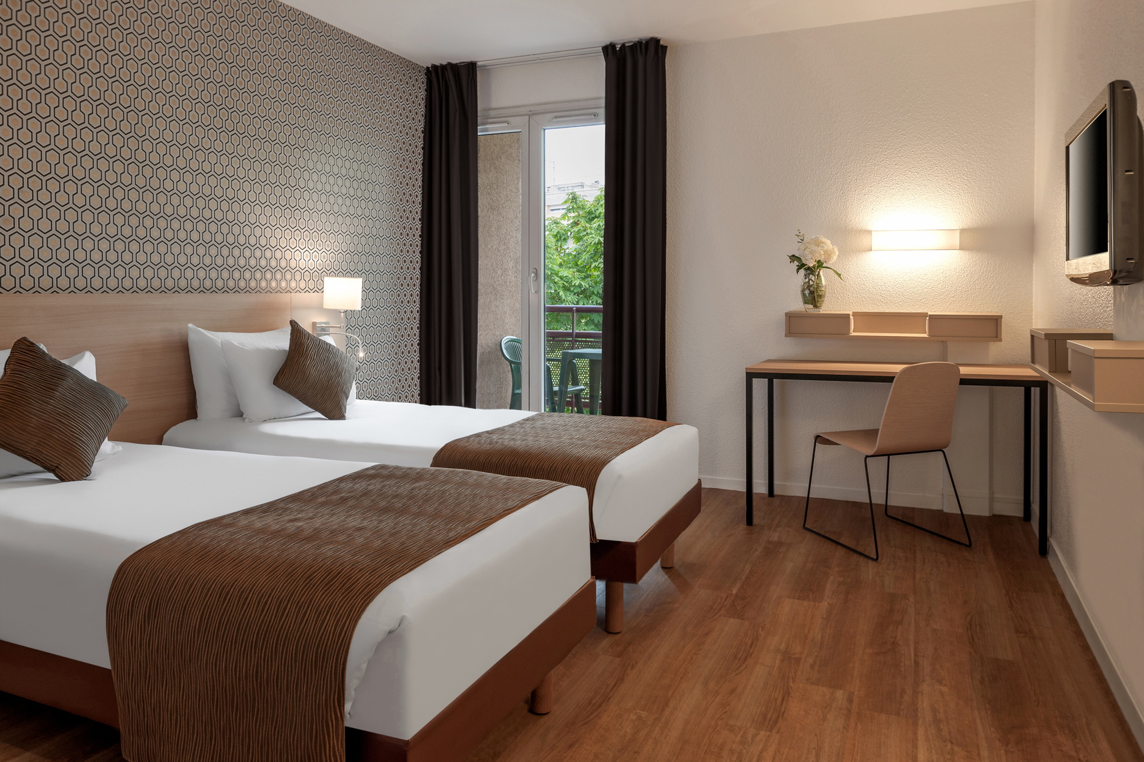 Studio mit zwei Einzelbetten, einem Fernseher und einem Schreibtisch, Wohnen auf Zeit in Paris 12